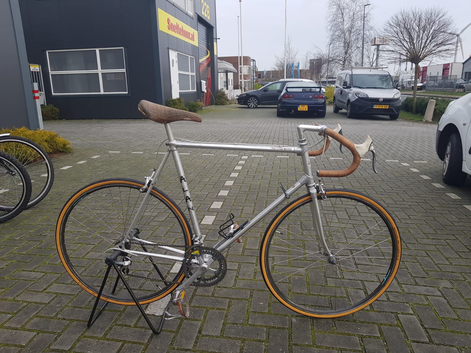 Racefiets band monteren Alan
